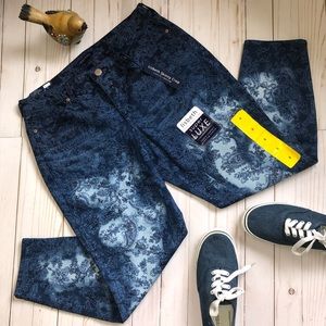 Curvy Skinny Crop by Bandolino